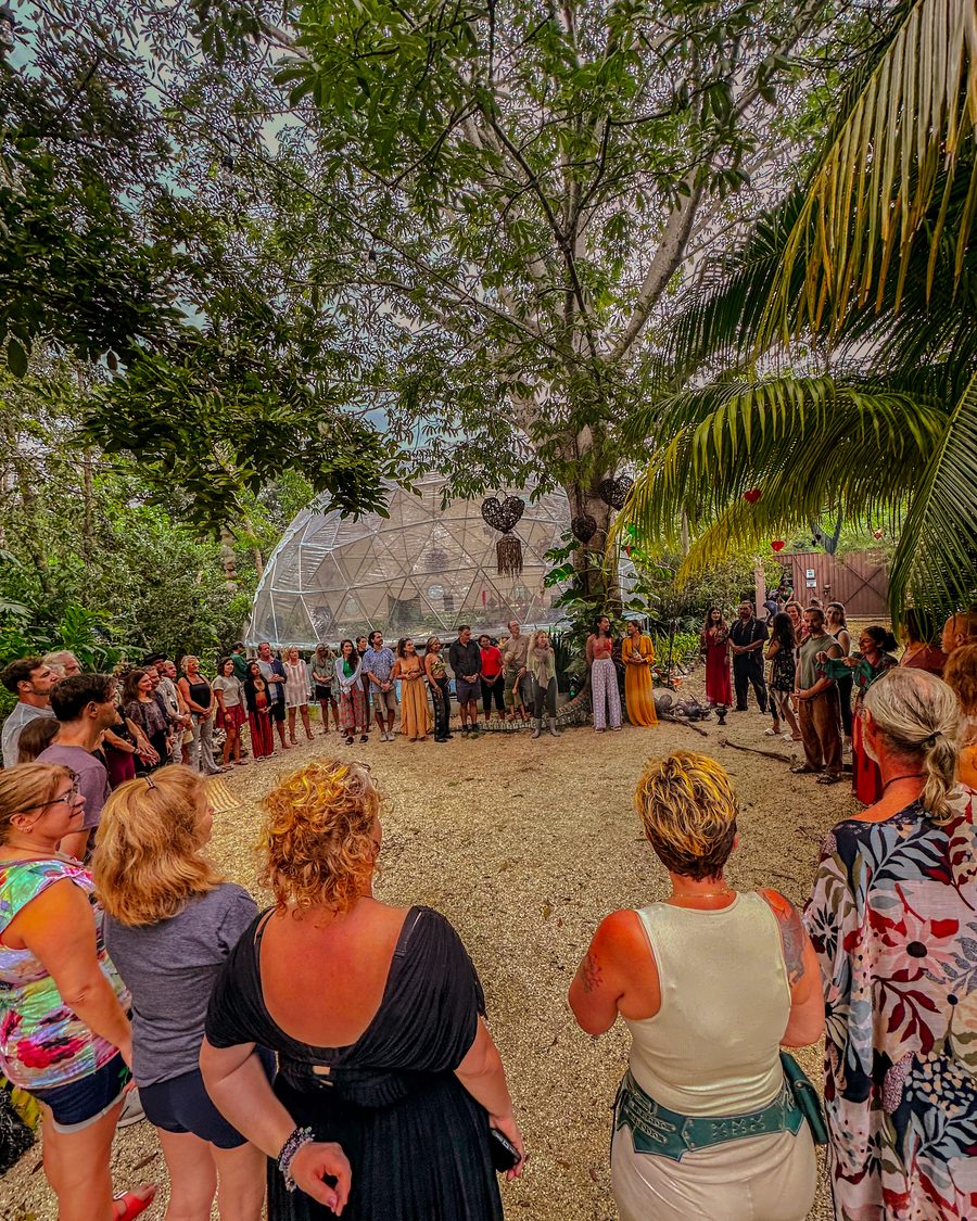 Casa Resonance — círculo de apertura junto al domo