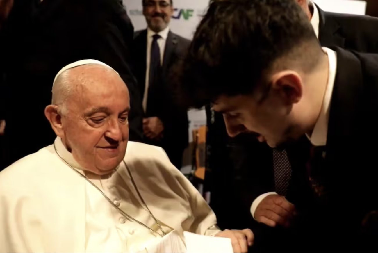 Luquitas Rodríguez conversa con el papa Francisco en el Vaticano