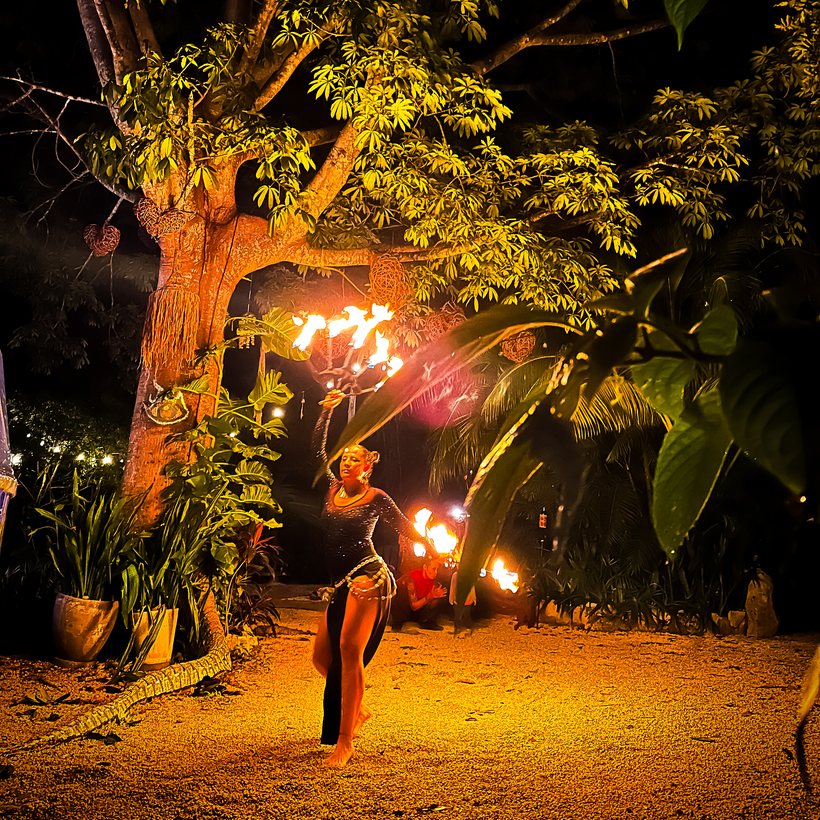 Bailarina de fuego bajo un árbol iluminado, de noche — Hotel Wellness de Resonance