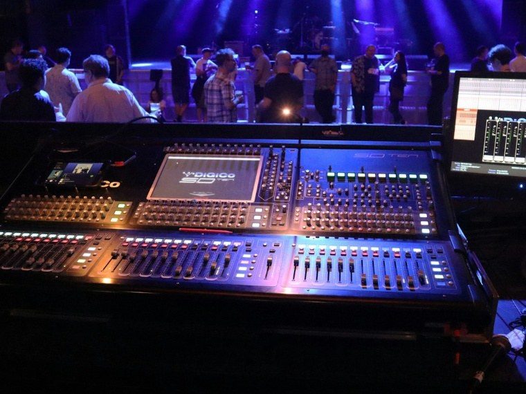 Consola y FOH: imagen de referencia del equipamiento