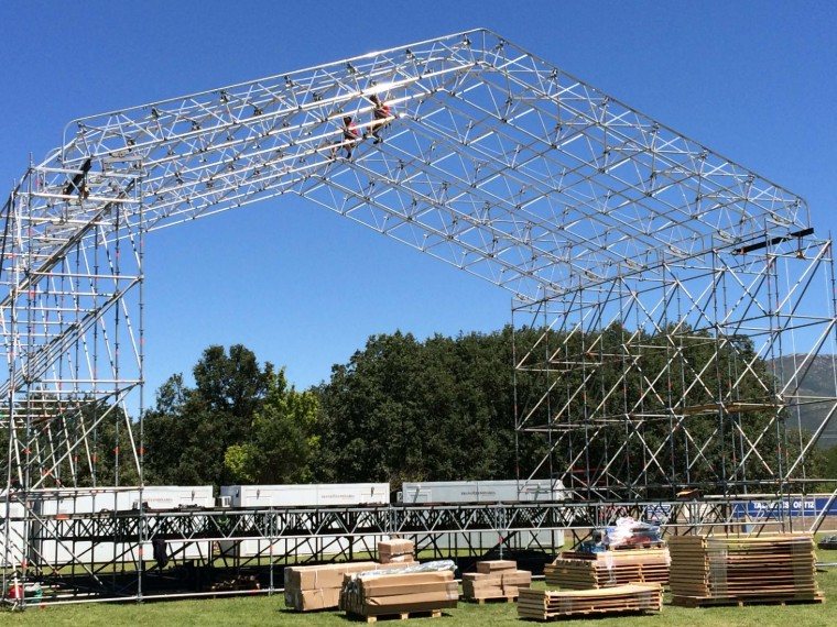 Escenario Layher: imagen de referencia del equipamiento